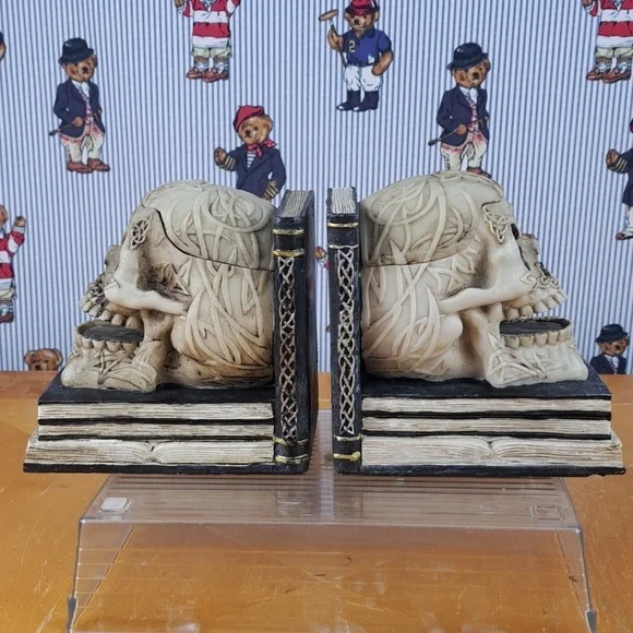 Bellaa decorative skulls small storage Celtic knot design resin bookends - Picture 3 of 8